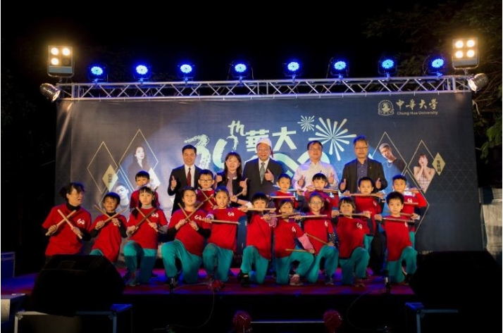 劉維琪校長敲響銅鑼，並由新竹市茄苳國小16名學生帶來「鼓動香山迎三十」的太鼓表演。（圖／中華大學提供）
